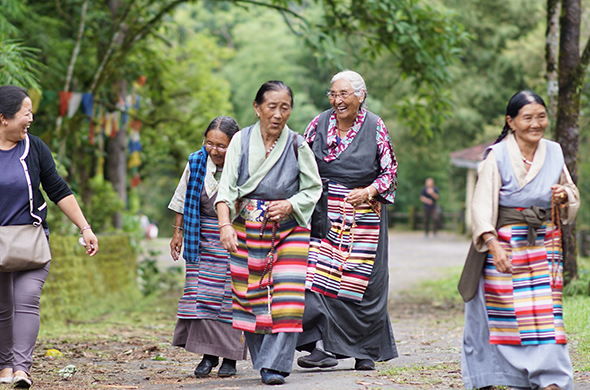 women walking to tsuklakhang